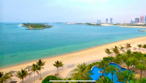 Luxury, Spacious, Beachfront, 3BD Apartment with private beach access!